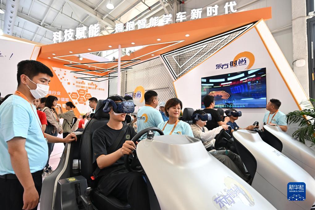 9月3日，参观者在首钢园体验VR学车。新华社记者 李鑫 摄